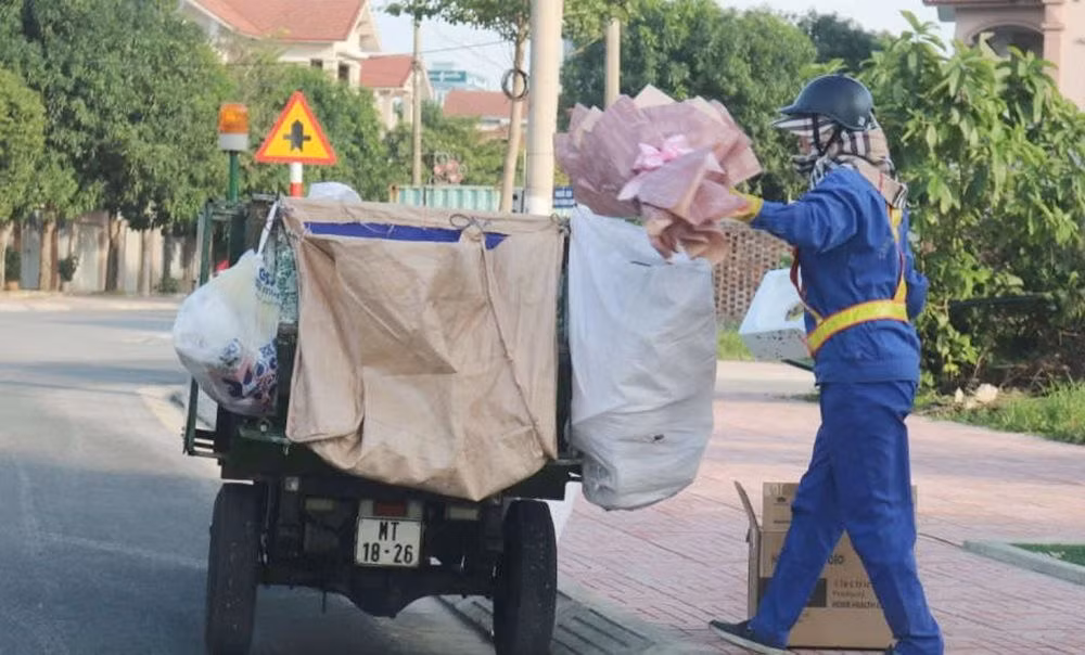 Rác thải Covid-19: Dân phân loại, thu gom lại trộn chung Rac thai Covid-19: Dan phan loai, thu gom lai tron chung