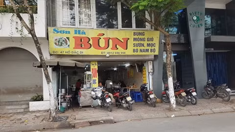 Quán bún tại đây khách ra vào vẫn tấp nập.