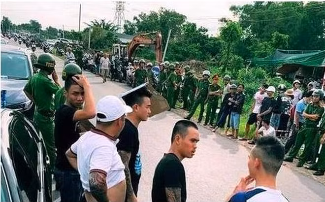 Sau khi xảy ra sự việc, công an xã Hiệp Hoà và công an TP Biên Hòa được tăng cường đến yêu cầu Giang và đồng bọn giải tán nhưng nhóm này không chấp hành. (Ảnh: VTC)
