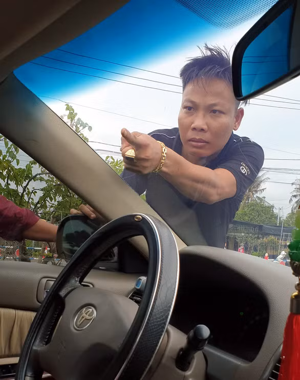 Hai trung tá công an liền kéo Hiền qua phòng Lương để giải quyết nên xảy ra xô xát, hai bên ném chén, đĩa, ghế vào nhau khiến anh Hải bị thương tích 7%. (Ảnh công an cung cấp)