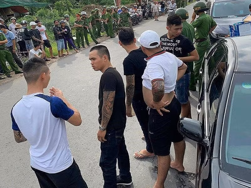 Trong lúc ra hành lang nghe điện thoại, Lương bị Phạm Văn Hiền (42 tuổi, khách ở phòng VIP 2, doanh nhân vận tải) nôn ói văng vào quần nên đấm vào mặt anh này, sau đó được can ngăn nên hai bên trở về phòng. (Ảnh: Plo)