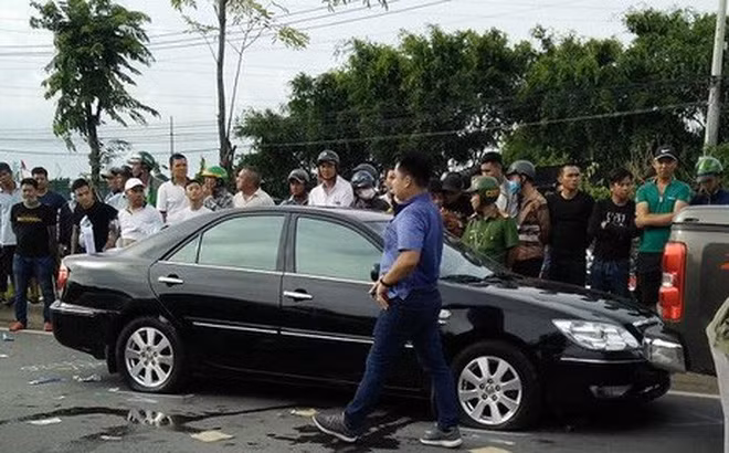 Đến khoảng 15h45 cùng ngày (12/6/2019), ông Hùng xuống xe bước vào lề đường đi vệ sinh, sau đó định bỏ đi thì Giang và đồng bọn giữ ông Hùng lại, các đối tượng chặn và kè ông Hùng đi lại ô tô chở nhóm cán bộ công an. (Ảnh: Báo Công an TP HCM)