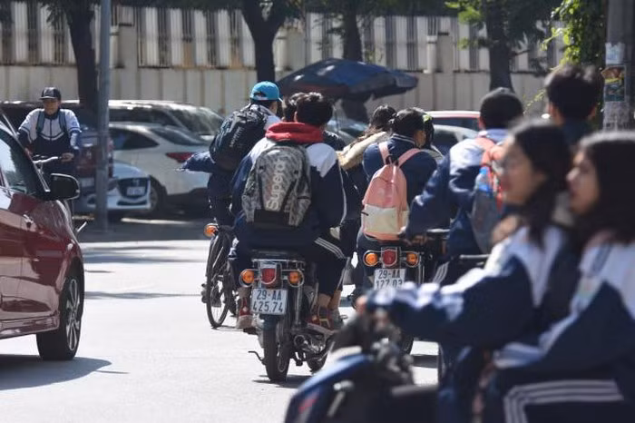 Tuy nhiên, hiện nay số lượng học sinh điều khiển xe máy có dung tích xi lanh từ 50cm3 trở lên đến trường diễn ra khá phổ biến, việc học sinh điều khiển xe máy đến trường là vi phạm quy định của pháp luật và tiềm ẩn rất nhiều nguy hiểm cho các em học sinh. (Ảnh minh họa. Nguồn: GTVT)