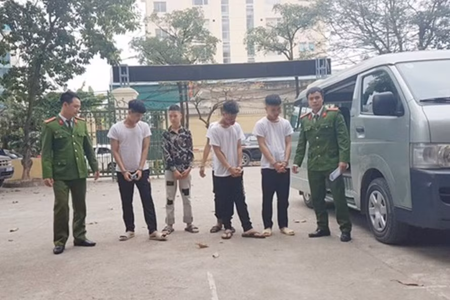 Quy ong dong tinh bi ban tinh ru hoi cuop xe o vuon oi My Dinh