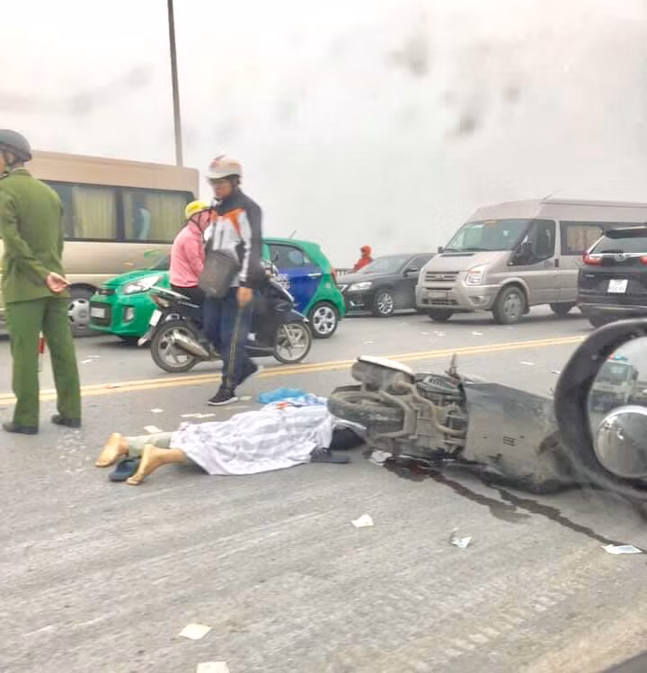 Sau khi phát hiện vụ việc, cơ quan chức năng đã đến hiện trường điều tiết giao thông, điều tra nguyên nhân xảy ra vụ việc.