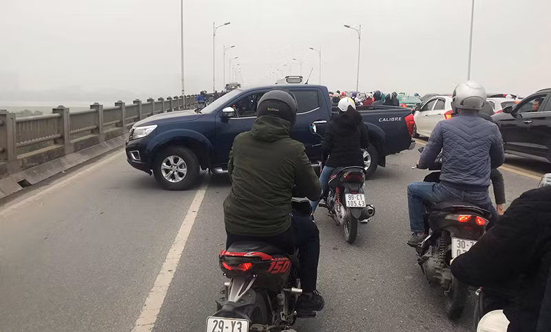Vụ tai nạn khiến giao thông trên cầu bị tắc nghẽn nghiêm trọng. (Ảnh: Hanoimoi)