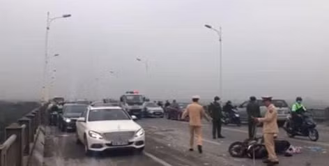 Hiện, vụ người đàn ông tử vong bên cạnh xe máy trên cầu Vĩnh Tuy đang được cơ quan chức năng điều tra, làm rõ. 70% nguyên nhân tai nạn giao thông do rượu, bia. (Nguồn: VTC)