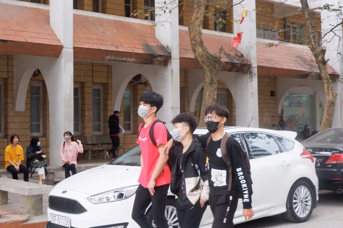 Can canh ngay dau tien sinh vien di hoc tro lai sau dot nghi vi dich Covid-19-Hinh-13