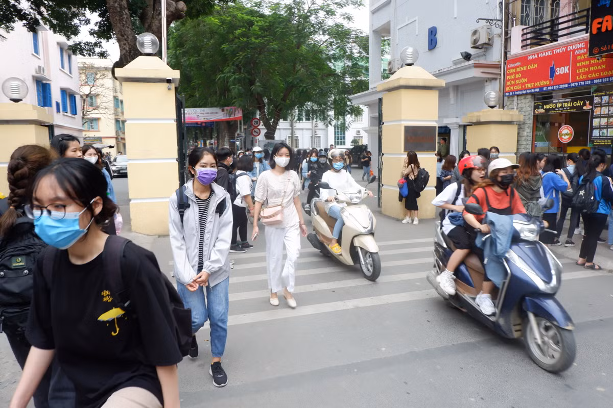 Can canh ngay dau tien sinh vien di hoc tro lai sau dot nghi vi dich Covid-19-Hinh-2