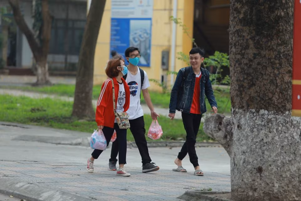 Can canh ngay dau tien sinh vien di hoc tro lai sau dot nghi vi dich Covid-19-Hinh-10