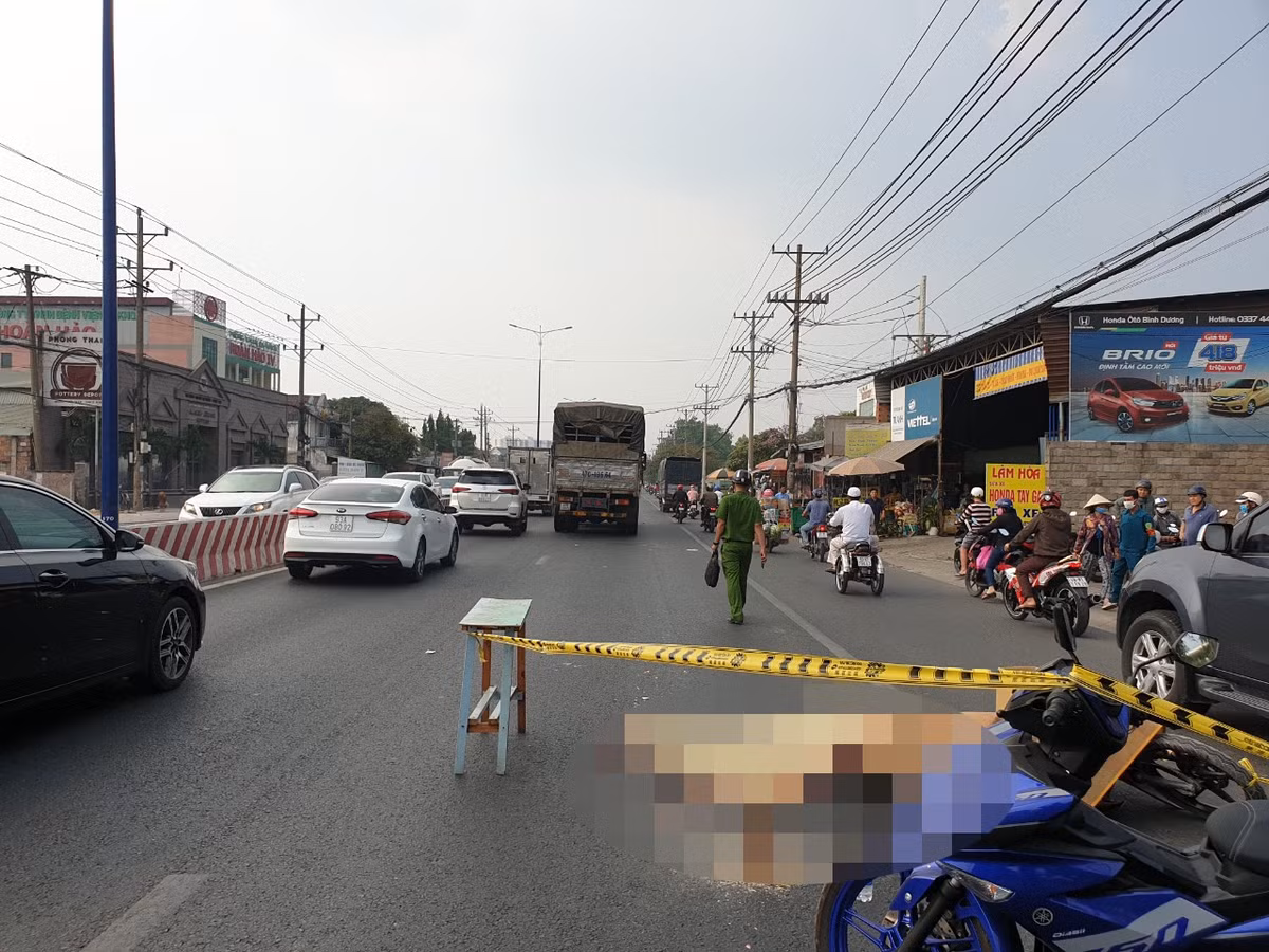 So với tháng 2/2020, tăng 31 vụ tai nạn giao thông, giảm 21 người tử vong, giảm 25 người bị thương. (Hiện trường xe tải cán một cô gái tử vong ở tỉnh Bình Dương vào ngày 10/3. Ảnh: Nguoiduatin)