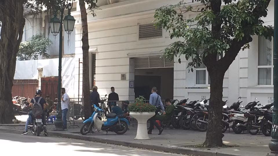 Theo ghi nhận của PV tại khu vực khách sạn Metropole cho thấy, khu vực hầm vào của khách sạn ở phố Lý Thái Tổ đã bị đóng rào barie và có lực lượng dân phòng, công an đảm bảo an ninh.