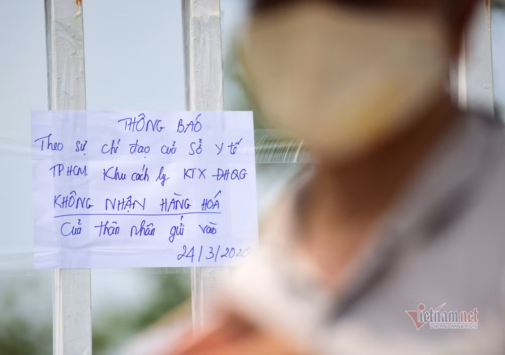 Ben ngoai khu cach ly o ky tuc xa, bo me ngam ngui vac nem, quat ve nha