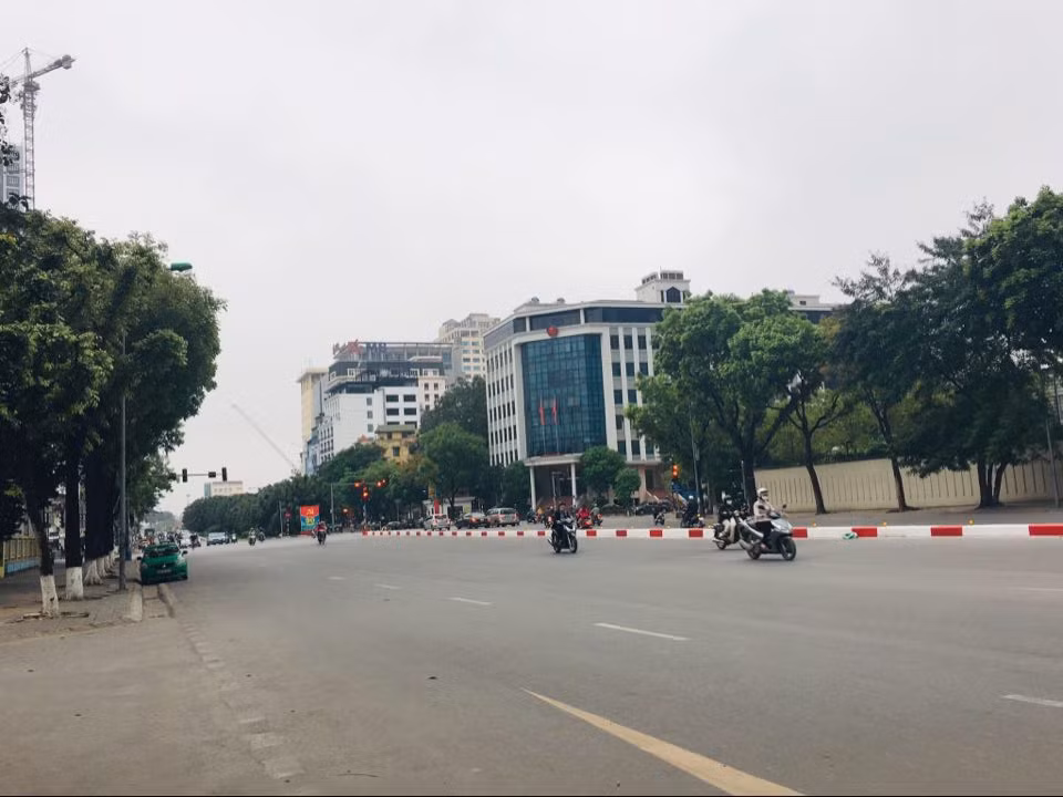 Cũng trong thời gian này, Thủ tướng Nguyễn Xuân Phúc ban hành chỉ thị yêu cầu quyết liệt thực hiện đợt cao điểm phòng chống dịch COVID-19 với các biện pháp mạnh.Thủ tướng yêu cầu chủ tịch UBND cấp tỉnh chỉ đạo áp dụng biện pháp hạn chế tụ tập đông người từ 0h ngày 28/3 đến hết ngày 15/4