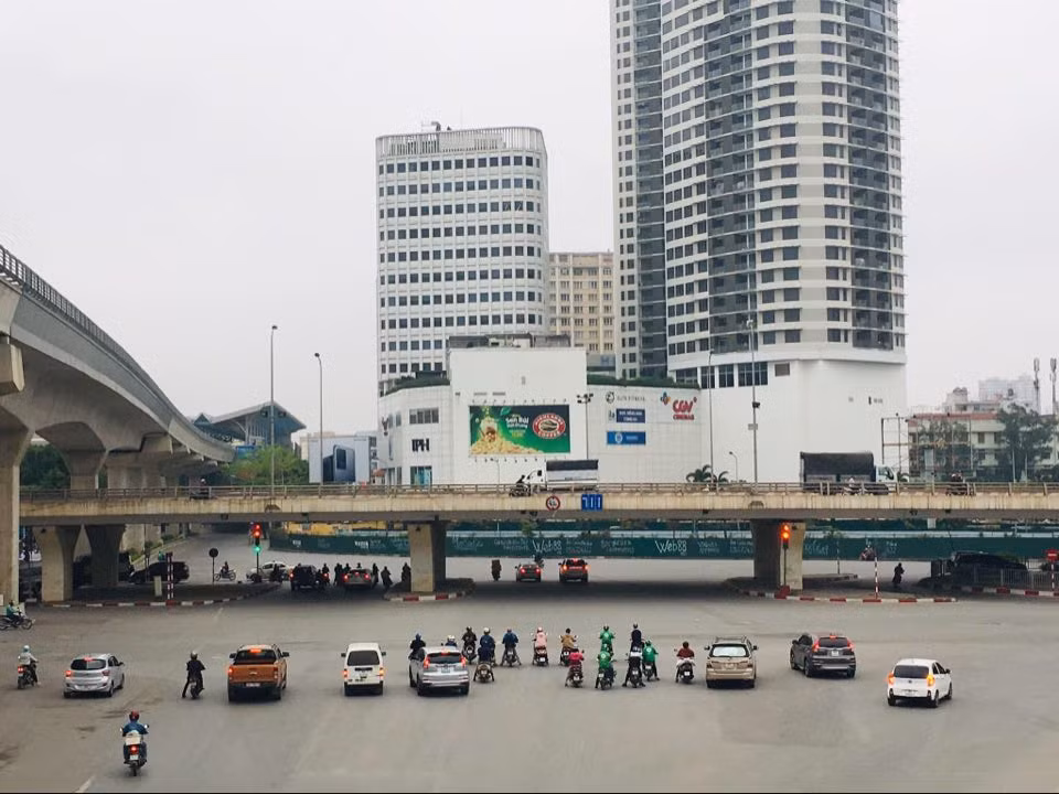 Trên đường Hồ Tùng Mậu giao thông đi lại không còn tấp nập như trước đây