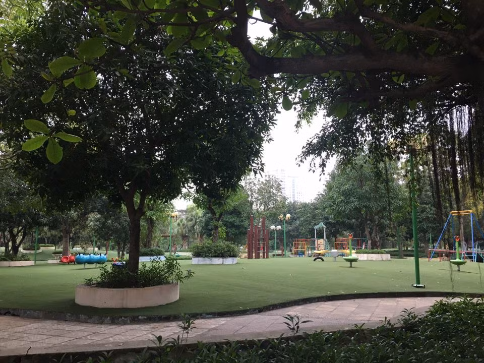 Bên trong khu vui chơi công viên Cầu Giấy khá vắng người.