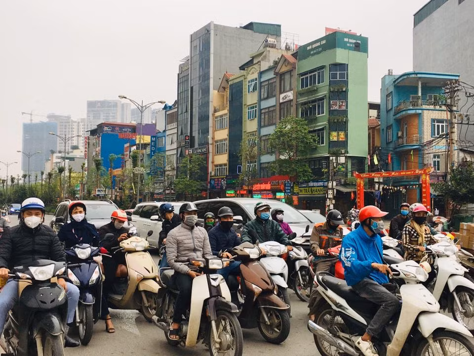 Hầu hết những người tham gia thông đều đeo khẩu trang để phòng chống dịch. Phố phường Hà Nội vắng vẻ những ngày chống dịch. (Nguồn: KÊNH VTC14)