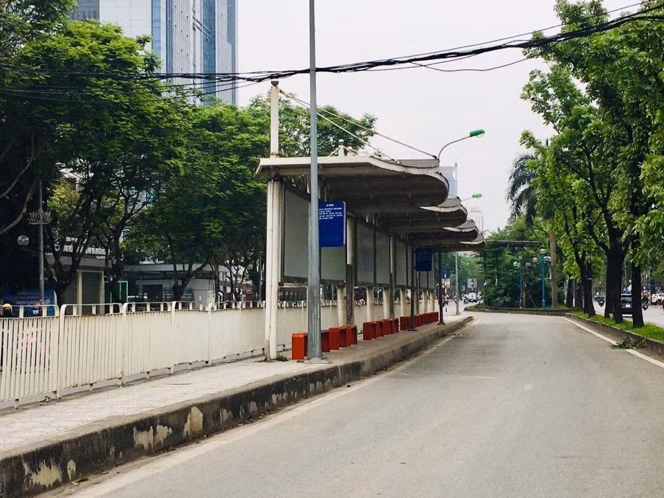 Lượng phương tiện giao thông di chuyển qua đây cũng giảm nhiều so với trước. Trước đó, Sở Giao thông vận tải Hà Nội cho ngường hoạt động xe buýt từ 0h ngày 28/3 đến hết ngày 15/4.