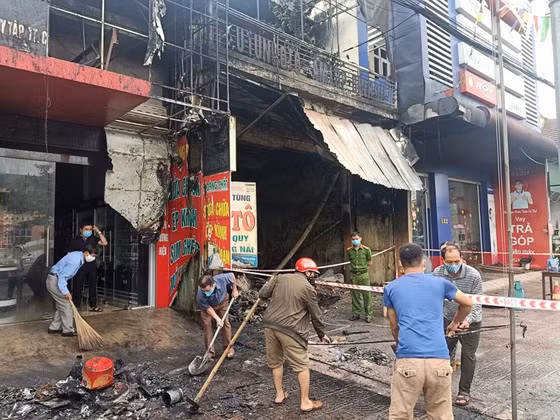 Khoảng 1h sau, ngọn lửa được khống chế nhưng toàn bộ đồ đạc, vật dụng ở tầng 1 của hàng đã bị thiêu rụi hoàn toàn. (Ảnh: Sggp)