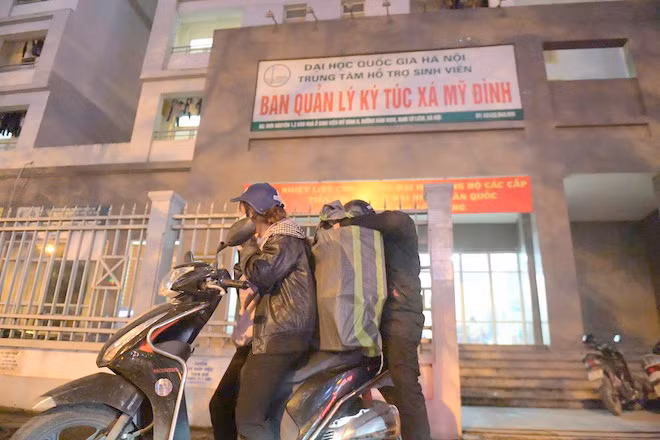 Theo đó, cả 3 tòa nhà vừa được UBND TP Hà Nội thiết lập làm khu cách ly tập trung là khu nhà ở sinh viên Mỹ Đình II, mỗi tòa nhà cao 21 tầng và 1 tầng hầm và có tổng số 840 phòng. (Ảnh: Toquoc)