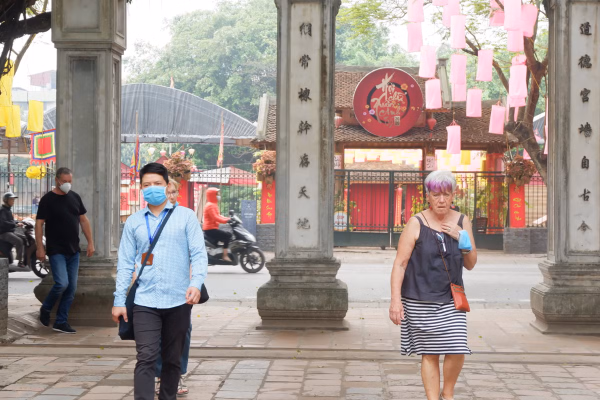 Giua dai dich Covid-19: Khach Tay chu quan khong deo khau trang phong dich