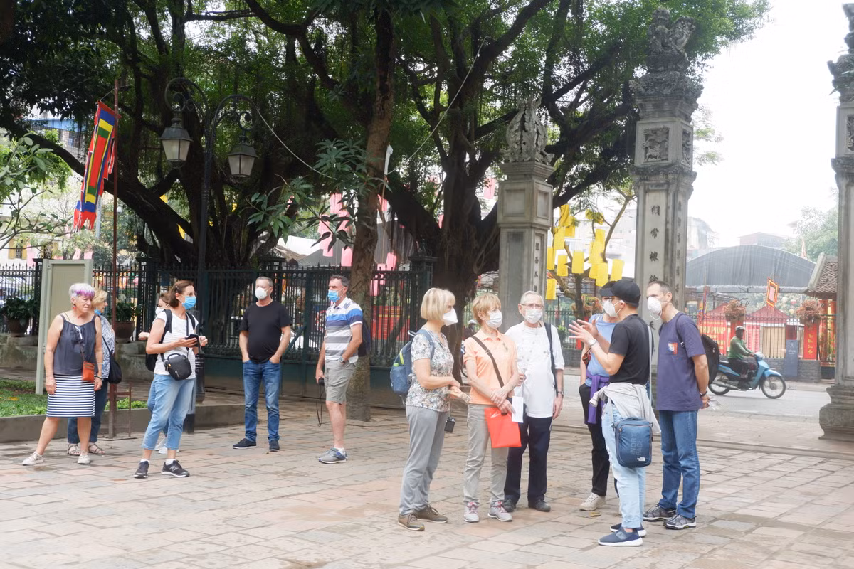 Những hình ảnh khách nước ngoài đeo khẩu trang như trong hình khá hiếm gặp. Mẹo đeo khẩu trang chống virus corona không mờ kính. (Nguồn: VTC)