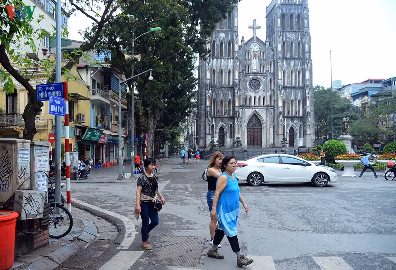 Trong đó, có các ca mắc thứ phát liên quan đến bệnh nhân thứ 17 N.H.N (nữ, 26 tuổi, Trúc Bạch, Hà Nội). Rất nhiều ca mắc đã đi cùng với ca BN17 trên chuyến bay mang số hiệu VN0054 từ London (Anh) về sân bay Nội Bài (Hà Nội).