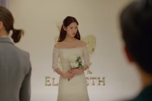 Tình cũ xông vào phá đám cưới, mẹ chồng tát tôi sấp mặt, chửi "đồ lừa đảo" - Hình 2 Tinh cu xong vao pha dam cuoi, me chong tat toi sap mat, chui