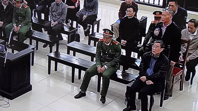Theo cáo buộc, ông Trà nhận thức rõ tình hình tài chính của AVG yếu kém, kinh doanh thua lỗ kéo dài, nợ vay lớn; giá mua theo tư vấn cao so với giá trị thể hiện trên sổ sách nhưng vẫn ký các Thỏa thuận và Hợp đồng chuyển nhượng cổ phần với các cổ đông AVG theo chỉ đạo của ông Son. Ông Trà cũng chỉ đạo cấp dưới bố trí nguồn vốn để thực hiện hợp đồng với AVG.
