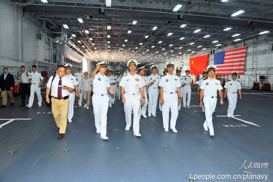 Ông Richardson thăm hầm chứa máy bay trong tàu sân bay Liêu Ninh.