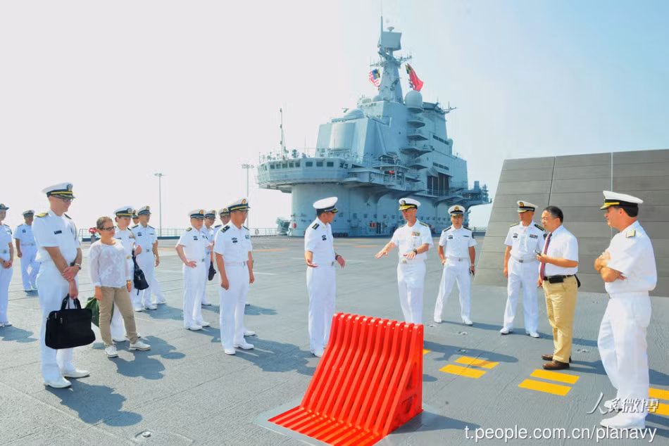 Chuyến thăm của Đô đốc Hải quân Mỹ John Richarson lên tàu sân bay Liêu Ninh – Hàng không mẫu hạm đầu tiên của Trung Quốc diễn ra hôm 21/7. Ảnh: Ông Richarson trên boong phóng máy bay tàu sân bay Liêu Ninh.