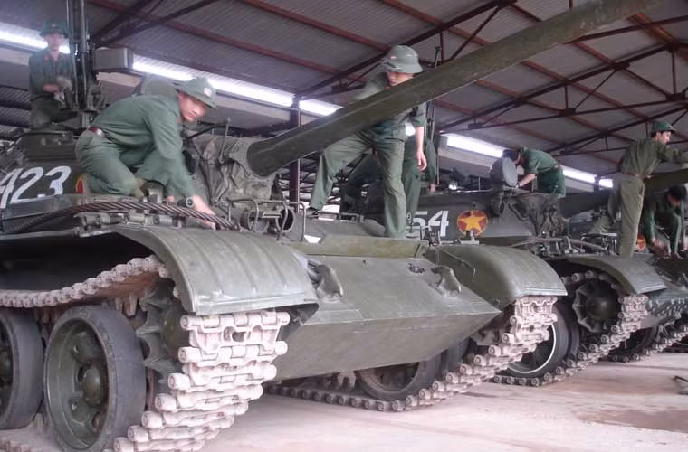 Trong điều kiện, ngân sách chúng ta vẫn đang phải tập trung nhiều cho không quân – hải quân thì ta khó có đủ điều kiện đặt hàng nước ngoài nâng cấp hàng trăm chiếc T-54/55 cùng một lúc. Chính vì vậy, một trong những giải pháp khả thi là sử dụng nền tảng CNQP trong nước để “tự lực cánh sinh” nâng cấp xe tăng, sửa chữa, trang bị mới….