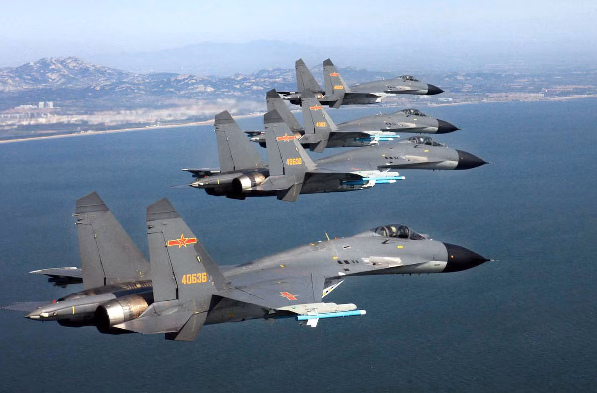 Không quân Trung Quốc (PLAAF) ước tính hiện có chừng 3.000 máy bay, trong đó có đến 2.100 chiếc chiến đấu cơ - xứng đáng trở thành quốc gia có lực lượng không quân mạnh thứ ba thế giới, thậm chí là "đạp" Nga về vị trí thứ 3. Tuy nhiên, sở dĩ PLAAF không được đánh giá cao hơn Nga, thậm chí là Anh vì số máy bay thế hệ 4 chỉ vài trăm chiếc loại Su-27/30, J-10, J-11, J-15. Trong khi số máy bay thế hệ 3 chiếm đa số như J-7, J-8 chỉ là cải tiến nhỏ từ MiG-21.