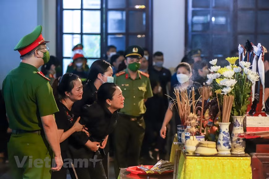 Theo Công an TP Hà Nội, căn cứ thành tích đặc biệt trong chiến đấu, tinh thần dũng cảm trực tiếp thực hiện nhiệm vụ quốc phòng an ninh có tính chất nguy hiểm, Chủ tịch nước đã ký quyết định truy tặng Huân chương Chiến công hạng nhất; Thủ tướng Chính phủ cấp Bằng Tổ quốc ghi công; Bộ trưởng Bộ Công an ký các quyết định thăng cấp bậc hàm vượt cấp đối với 3 liệt sĩ; Trung ương Đoàn truy tặng Huy hiệu “Tuổi trẻ dũng cảm” đối với thượng úy Việt và hạ sĩ Phúc. (Ảnh: Vietnam+)