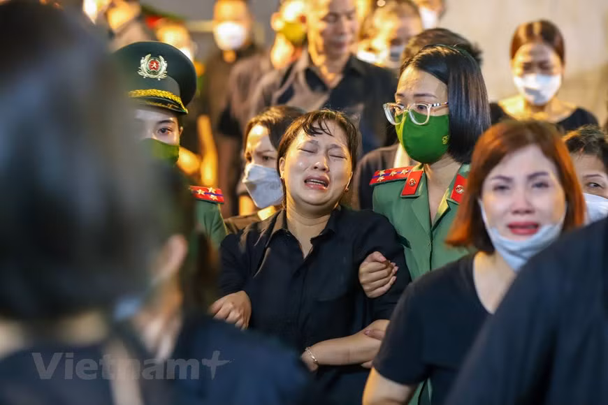 Người nhà khóc ngất trước di quan của các chiến sĩ. (Ảnh: Vietnam+)