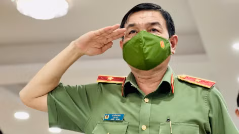Thiếu tướng Nguyễn Sỹ Quang (SN 1970, quê quán tỉnh Nghệ An). Ông Quang có học hàm thạc sĩ luật học, cử nhân an ninh điều tra. Từ tháng 4/2009 đến tháng 3/2019, ông Quang giữ các chức vụ: Phó trưởng Phòng bảo vệ chính trị 4, Phó chánh Văn phòng Công an TP HCM và Trưởng Phòng tham mưu Công an TP HCM. Từ tháng 4/2019 đến nay, ông giữ chức vụ Thủ trưởng Cơ quan An ninh điều tra, Phó giám đốc Công an TP HCM. 