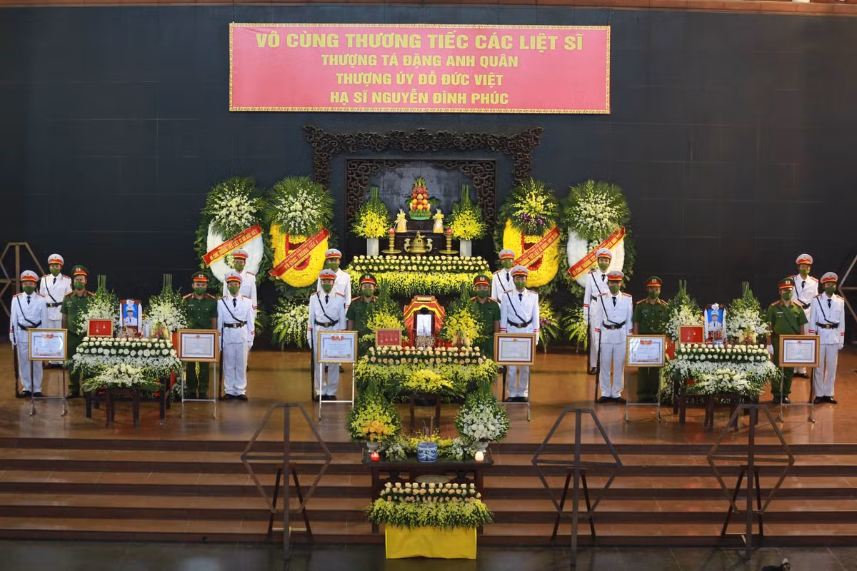 Chiều 5/8, tại Nhà tang lễ Quốc gia, trong niềm xúc động và tiếc thương vô hạn, Đảng ủy - Ban Giám đốc Công an TP Hà Nội và gia đình đã tổ chức trọng thể lễ tang 3 chiến sĩ Cảnh sát PCCC hy sinh khi làm nhiệm vụ theo nghi thức của lực lượng CAND. 