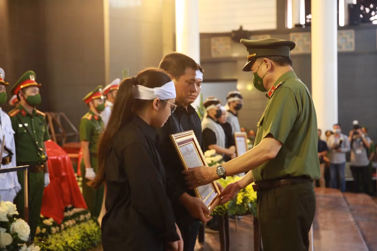 Đại tướng Tô Lâm - Bộ trưởng Bộ Công an đã thừa ủy quyền của lãnh đạo Đảng, Nhà nước trao Huân chương Chiến công hạng Nhất cho đại diện 3 gia đình liệt sĩ; trao Bằng Tổ quốc ghi công tặng đại diện các gia đình. 