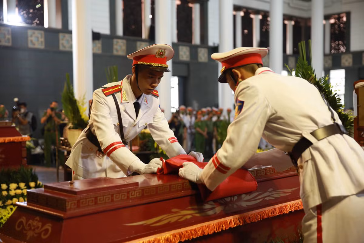Nghi thức phủ Quân kỳ cho 3 liệt sĩ. 