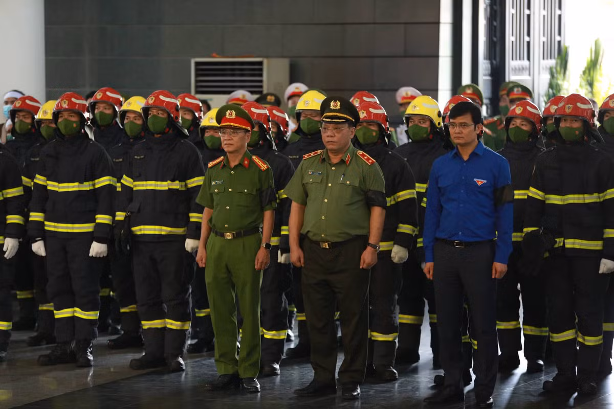 Đảng ủy, lãnh đạo, nguyên lãnh đạo Công an Hà Nội do Trung tướng Nguyễn Hải Trung, Bí thư Đảng ủy, Giám đốc Công an TP làm Trưởng đoàn cùng các đoàn sở ban ngành, công an các đơn vị đã đến viếng 3 liệt sĩ và chia buồn với gia đình các liệt sĩ. 
