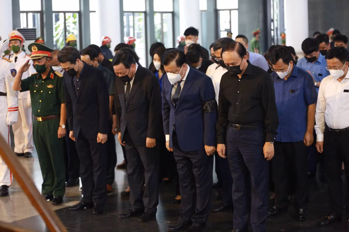 Đoàn đại diện các ban, ngành Hà Nội do Bí thư Thành ủy Đinh Tiến Dũng làm Trưởng đoàn vào viếng các liệt sĩ 