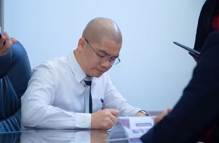 Nhằm tạo lòng tin và thu hút khách hàng mua đất nền, Nguyễn Thái Luyện hứa hẹn với khách rằng sẽ mua lại đất nền với giá cao hơn. Theo lời cam kết của Luyện, khách hàng sẽ được hưởng lợi nhuận “khủng”: 30% sau 12 tháng, 38% sau 15 tháng; trường hợp không muốn bán, khách hàng cho thuê lại thì sẽ hưởng lợi nhuận 2%/tháng.