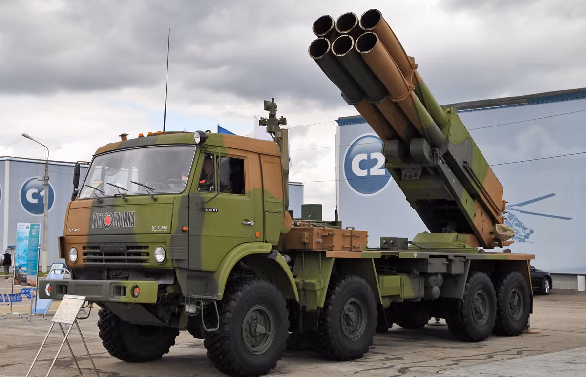 Tới thời điểm hiện tại, Nga mới chỉ tiết lộ thông tin về ba phiên bản: Tornado-G (nâng cấp BM-21 Grad với kết cấu module); Tornado-U (nâng cấp từ mẫu BM-27 Uragan với bệ phóng module 220mm) và Tornado-S (nâng cấp từ BM-30 Smerch với bệ phóng module 300mm). Trong khi Tornado-T vẫn chưa rõ sẽ là phiên bản mới của loại nào.