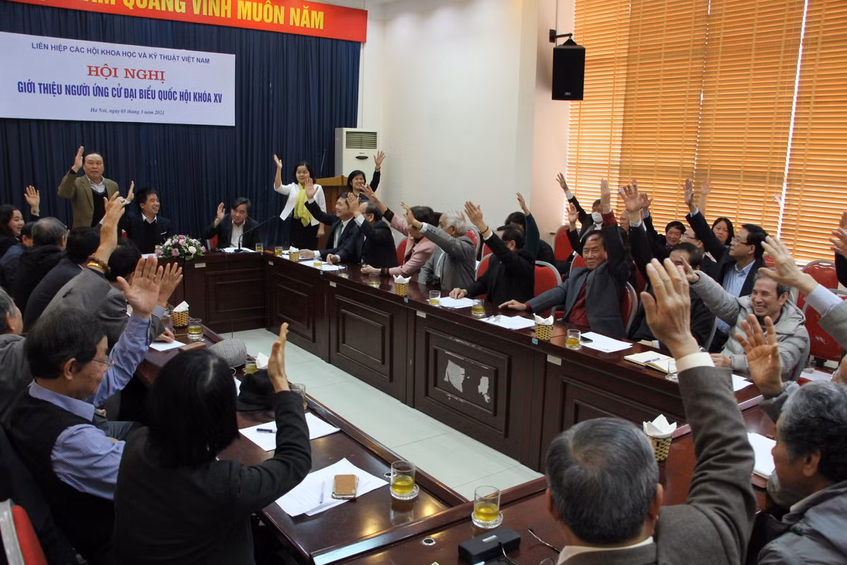 Sau khi thống nhất hìmh thức giơ tay, 100% đại biểu tán thành giới thiệu TSKH Phan Xuân Dũng ứng cử Đại biểu Quốc hội khóa XV và gửi lời chúc mừng đến Chủ tịch VUSTA.
