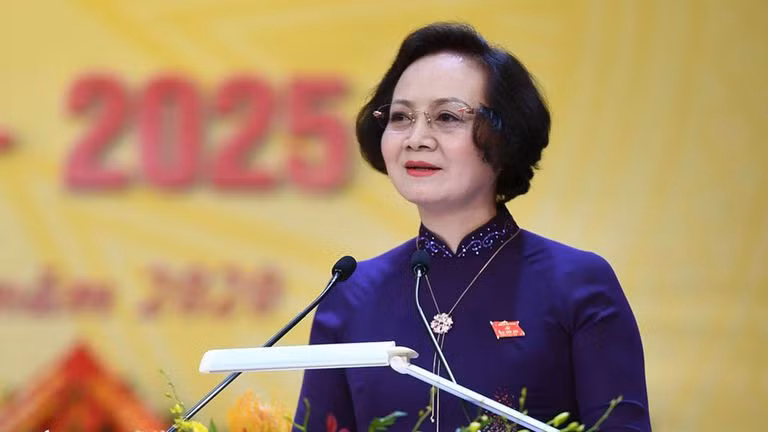 Thứ trưởng Phạm Thị Thanh Trà cũng cam kết, nếu trúng cử sẽ thường xuyên giữ mối liên hệ, gắn bó chặt chẽ với cử tri trong cả nước, nhất là đối với cử tri nơi ứng cử, nơi công tác, nơi cư trú và chịu sự giám sát của nhân dân; phản ánh trung thực, kịp thời, đầy đủ ý chí, nguyện vọng chính đáng của cử tri và của Nhân dân đến Quốc hội.