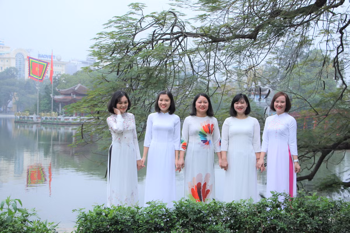 Kỷ niệm 111 năm Ngày Quốc tế Phụ nữ 8/3 (1910-2021), hưởng ứng phát động của Trung ương Hội Liên hiệp Phụ nữ Việt Nam và hưởng ứng lời kêu gọi từ Công đoàn VUSTA, cán bộ nhân viên của VUSTA đã khoác lên mình những bộ áo dài truyền thống, tôn vinh nét đẹp người phụ nữ Việt Nam.