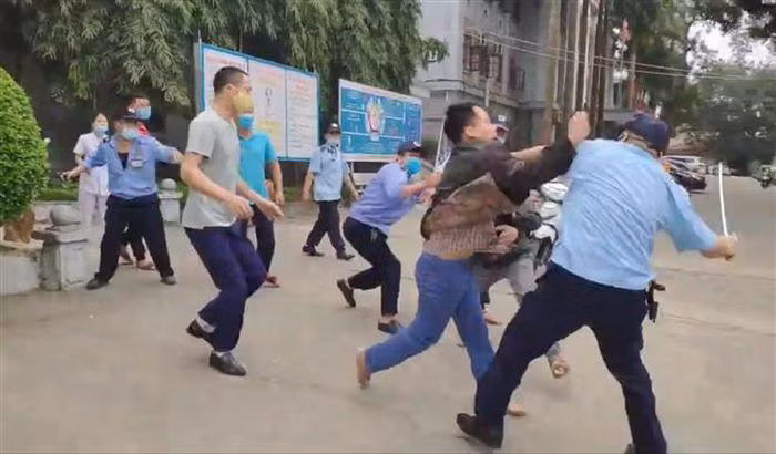 Việc nhân viên Công ty vệ sỹ có hành vi đánh người nhà người bệnh trong Bệnh viện là vi phạm pháp luật, gây mất an ninh trật tự, ảnh hưởng đến uy tín, hình ảnh của Bệnh viện. Bệnh viện quyết định chấm dứt hợp đồng với Công ty TNHH Dịch vụ bảo vệ Phương Đông STC ngay từ hôm nay 10/3".