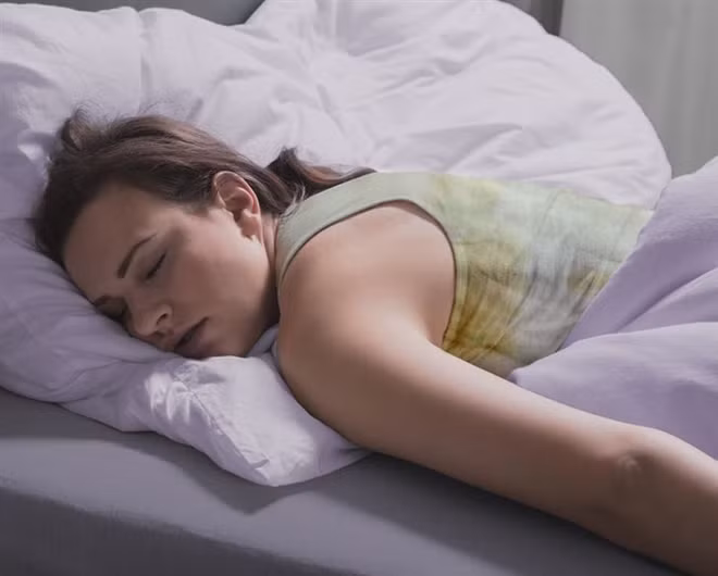 Giống như cảm giác thư thái, thoải mái mà ga trải giường mới giặt mang lại cho bạn, việc ngủ trong bộ quần áo sạch cũng sẽ khiến bạn cảm thấy thoải mái. Lăn lên giường với bộ đồ thấm mồ hôi, bạn có thể ngứa ngáy khó chịu và không ngủ được.