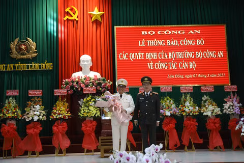 Ngày 1/3, thượng tướng Nguyễn Văn Thành, Thứ trưởng Bộ Công an công bố Quyết định của Bộ trưởng Bộ Công an về công tác tổ chức cán bộ đối với chức danh Giám đốc Công an tỉnh Đắk Lắk cho đại tá Lê Vinh Quy.