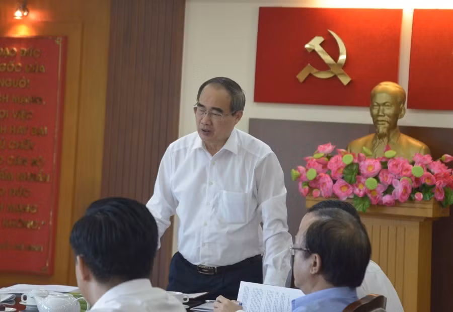 Trong khi đó, ông Nguyễn Thiện Nhân, nguyên Ủy viên Bộ Chính trị, nguyên Bí thư Thành ủy TP HCM, trưởng Đoàn Đại biểu Quốc hội TP.HCM đã được giới thiệu ứng cử Đại biểu Quốc hội khóa XV.